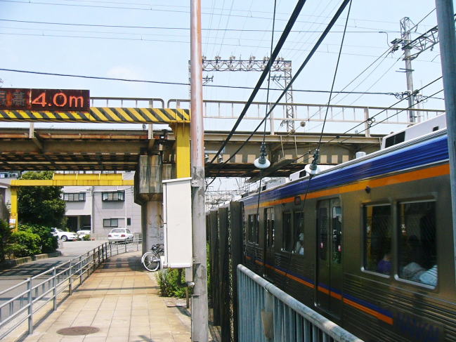 阪堺電車の下を通る南海高野線